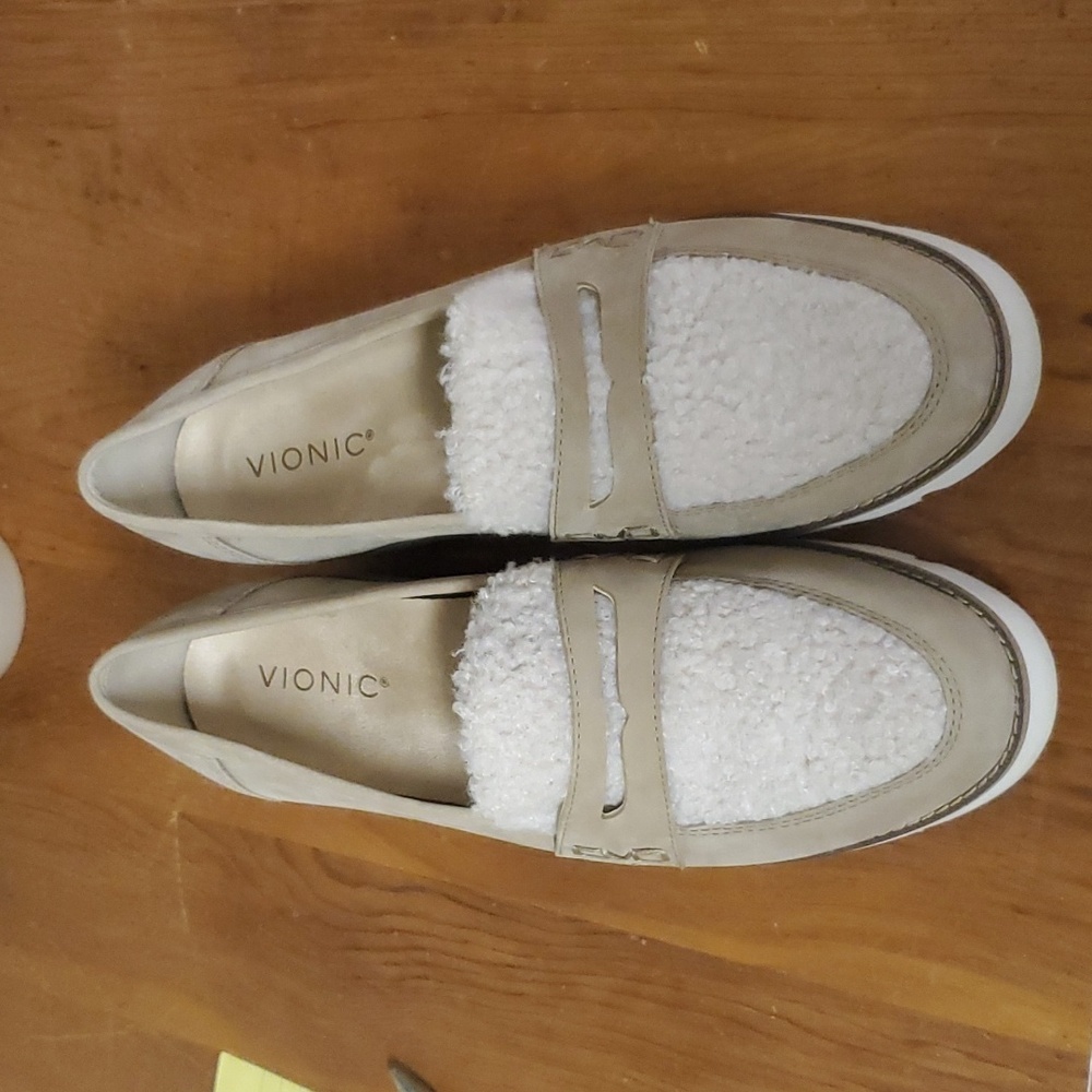 Vionic Cheryl Nubuck Shearling loafers sz 10 color wheat